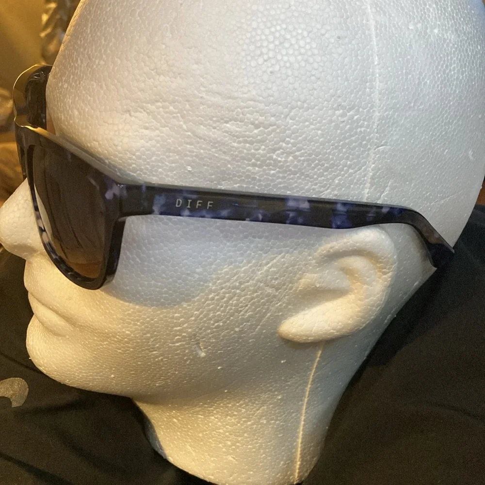 DIFF CHARITABLE EYEWEAR “JAKE” wayfarer style polarized sunglasses